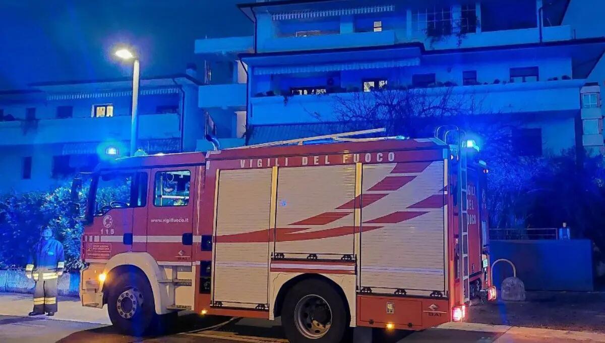In fiamme un garage a Pordenone, danneggiata gravemente un'auto e lo stabile - 