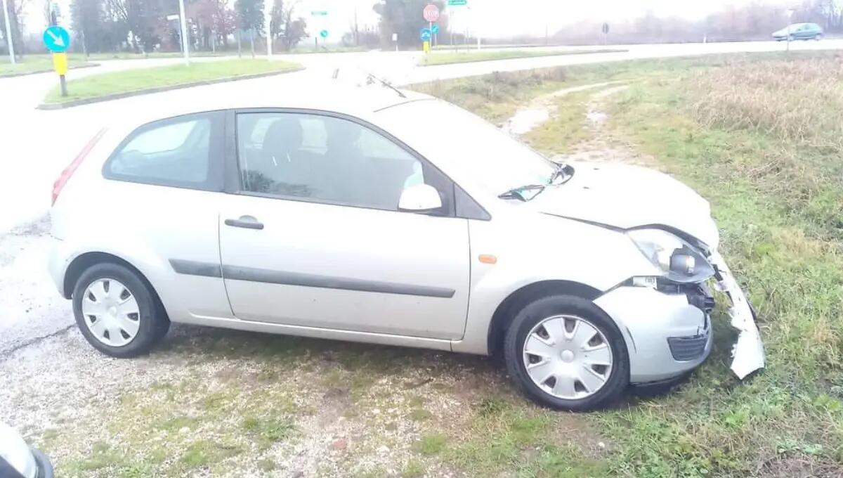 Fugge dopo lo scontro con un'altra auto a Pasian di Prato - 