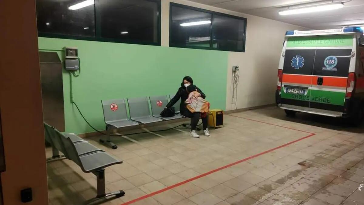 Mamma porta il bimbo al pronto soccorso: l'attesa al freddo per ore nel garage dell'ospedale - 