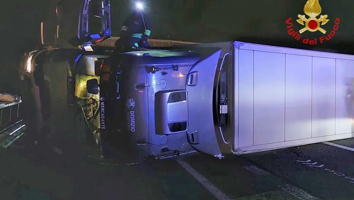 Mezzo pesante si ribalta in autostrada: ferito l'autista - 