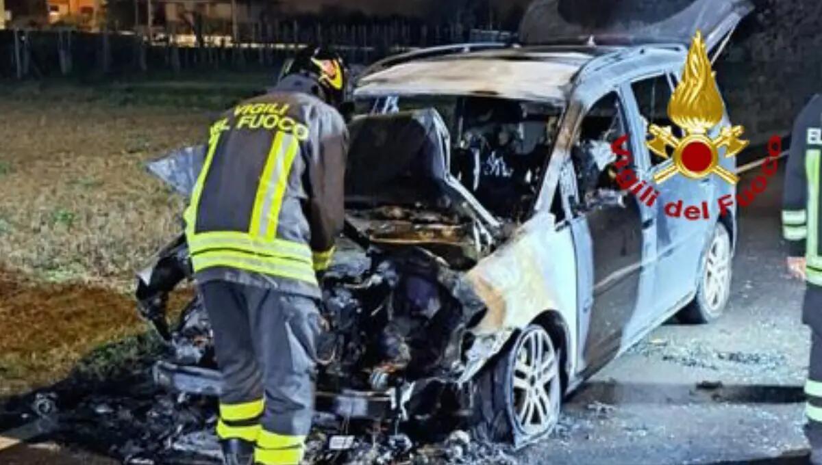Tamponamento tra due auto, una si incendia: distrutta, nessun ferito -
