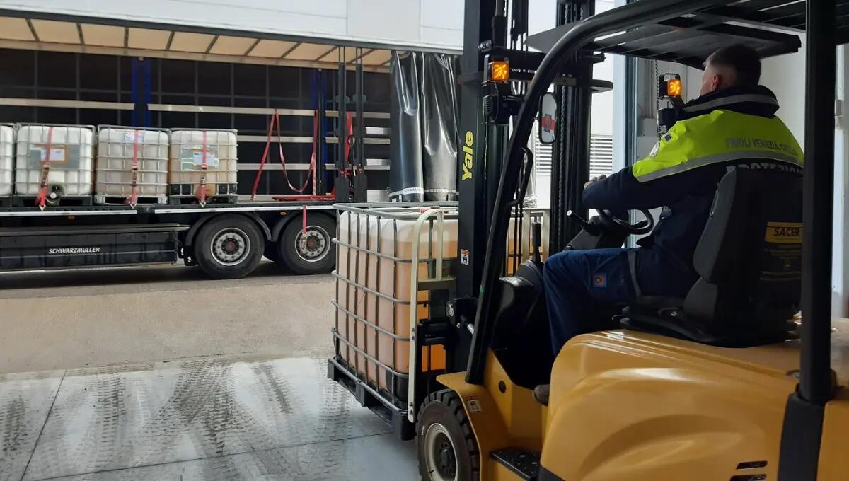 Da Palmanova inviati in Ucraina 31mila litri di liquido per domare gli incendi causati dai bombardamenti - 