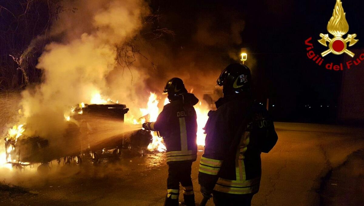 Raffica di incendi in Veneto, 51 interventi dei pompieri nella notte di Capodanno - 