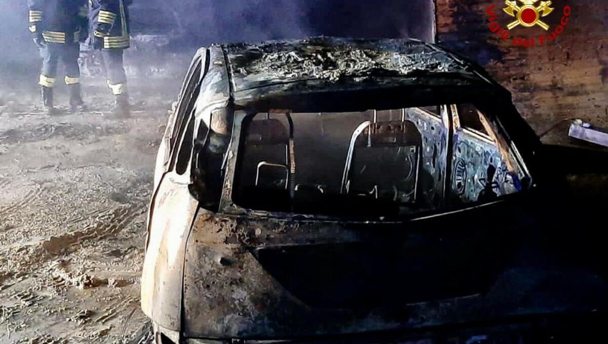Curtarolo, a fuoco un box nella notte: distrutte due automobili - 