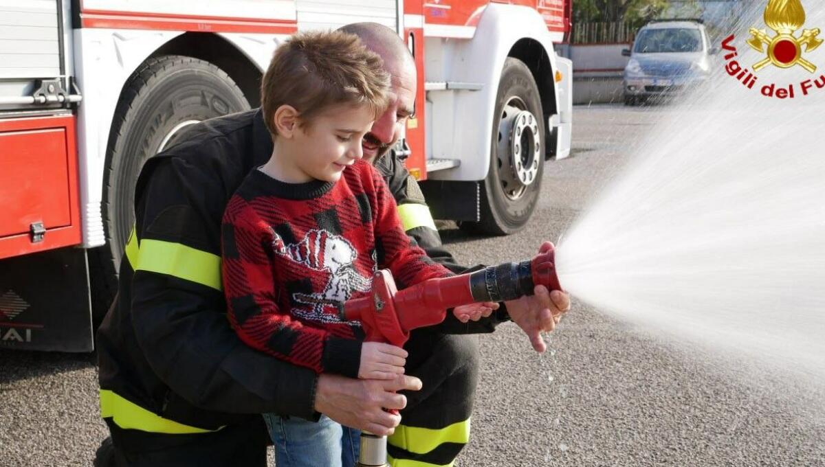 Il piccolo Jonathan da Como a Pordenone: ringrazia e diventa pompiere per un giorno - 