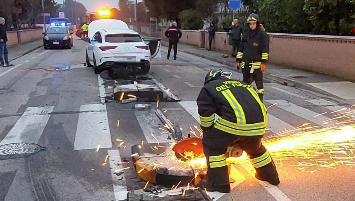 Azzano Decimo, si schianta con l'auto contro lo spartitraffico e abbatte la segnaletica - 