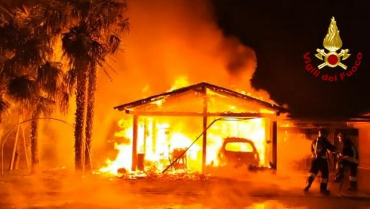 Incendio a Mirano, garage in fiamme: auto distrutta, gravi danni - 