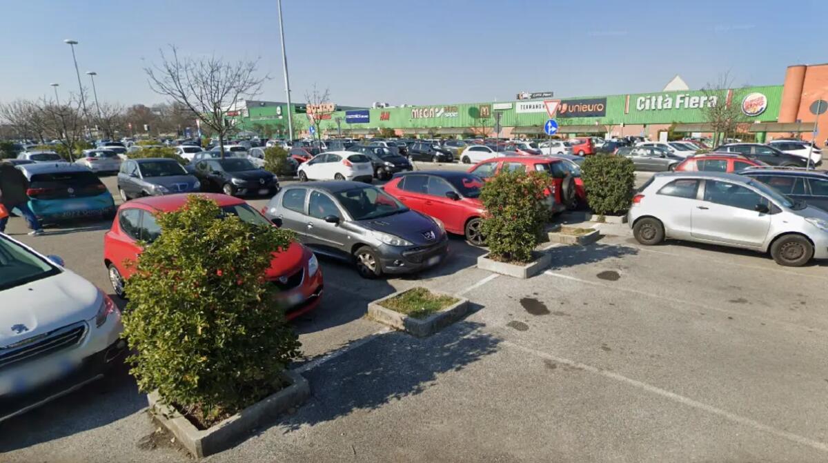 Minorenne bloccato e rapinato nel parcheggio del Città Fiera a Martignacco - 