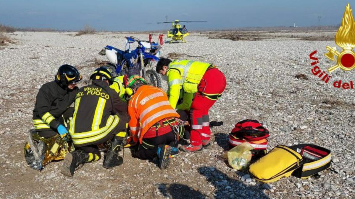 Sbalzato per 10 metri con la moto da cross sul greto del Tagliamento: grave un giovane -