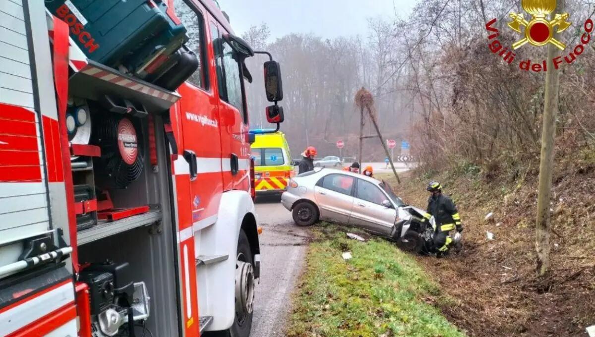 Pinzano, sbanda e finisce con l'auto contro un palo Telecom: ferita una donna -