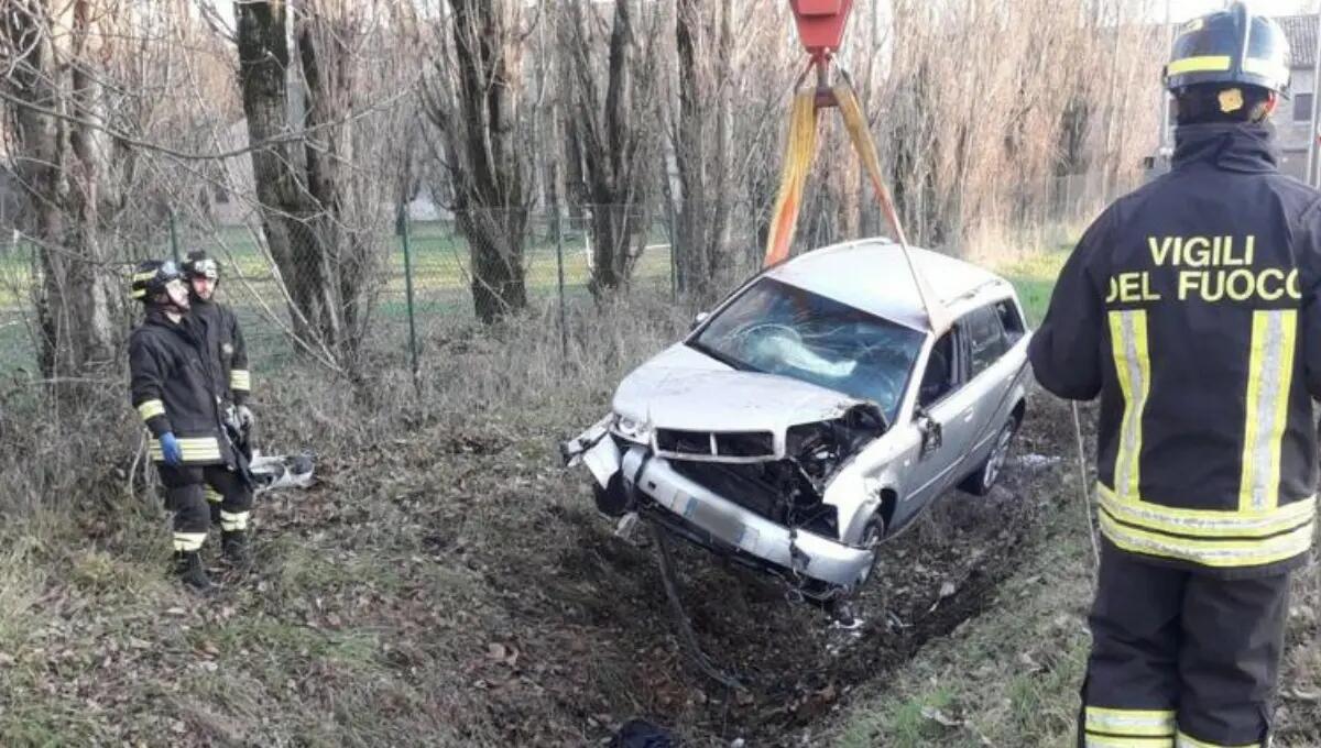 Anguillara Veneta, sbanda e si ribalta con l'auto: grave un uomo - 