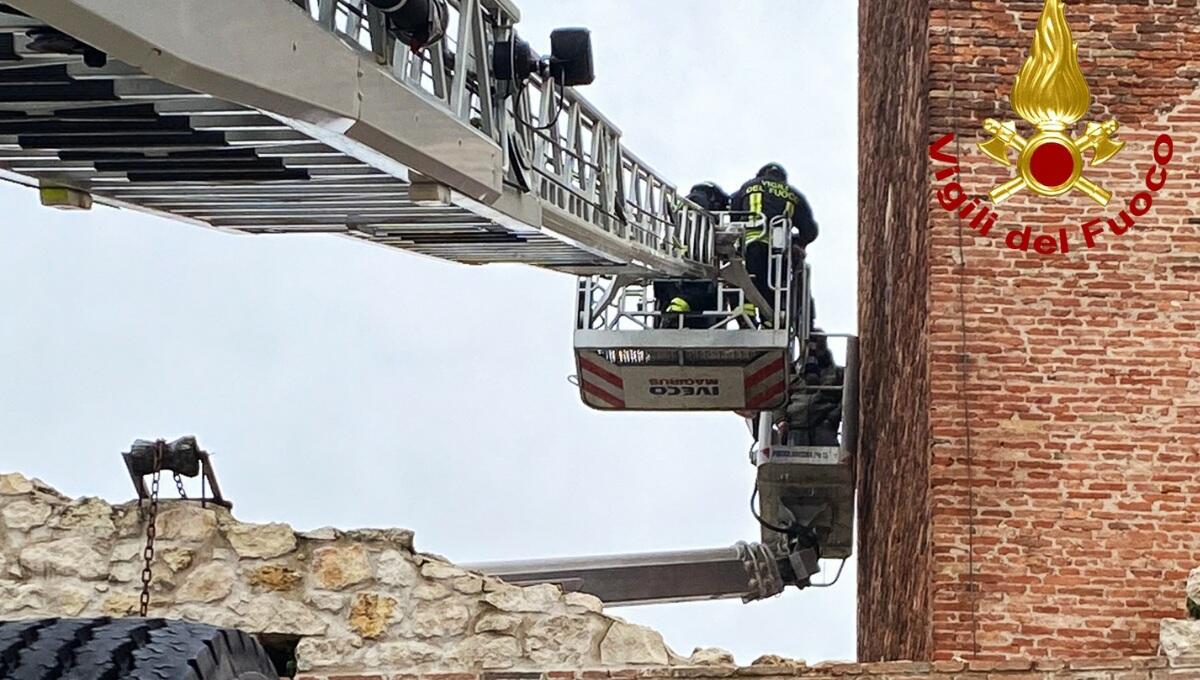 Due operai bloccati a oltre 10 metri di altezza sulla piattaforma aerea guasta: soccorsi - 