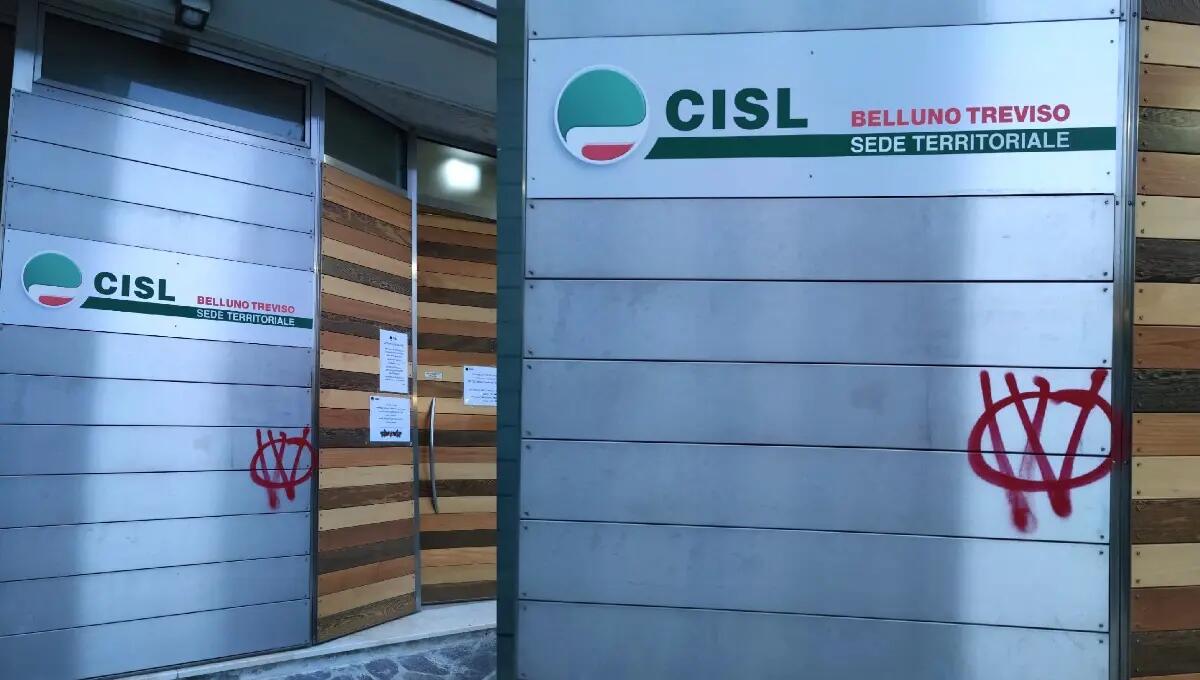Imbrattata con simboli "no vax" la sede della Cisl di Treviso - 