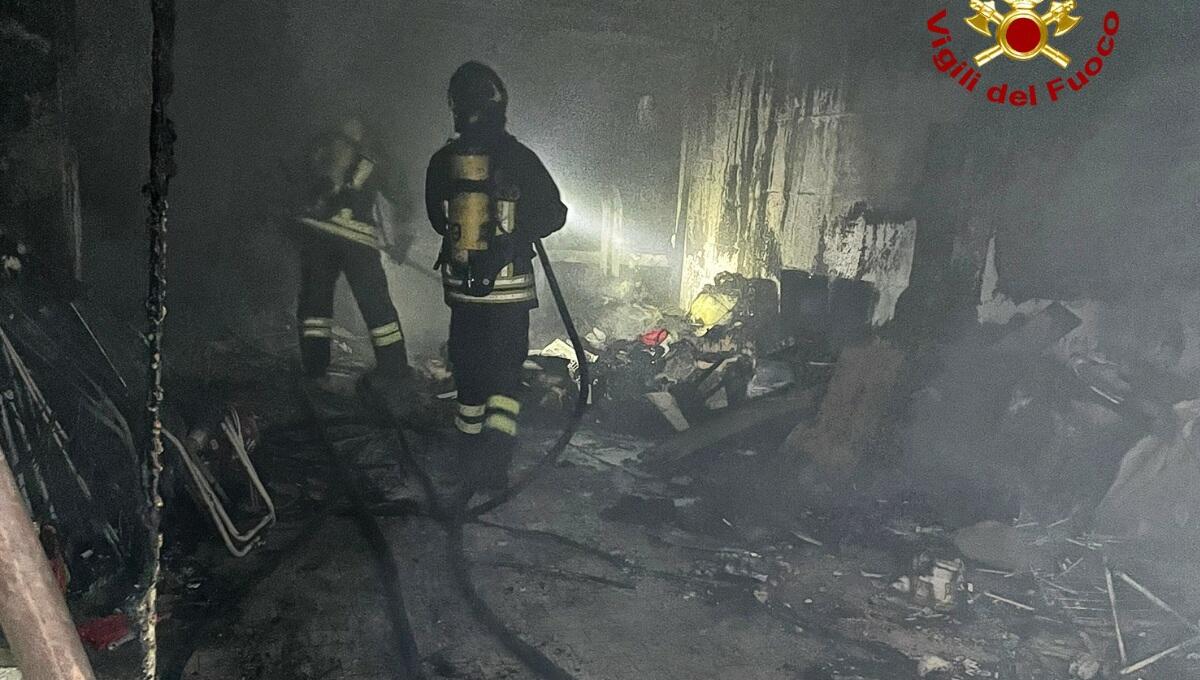 Scoppia l'incendio in taverna, i pompieri salvano la casa dalle fiamme - 