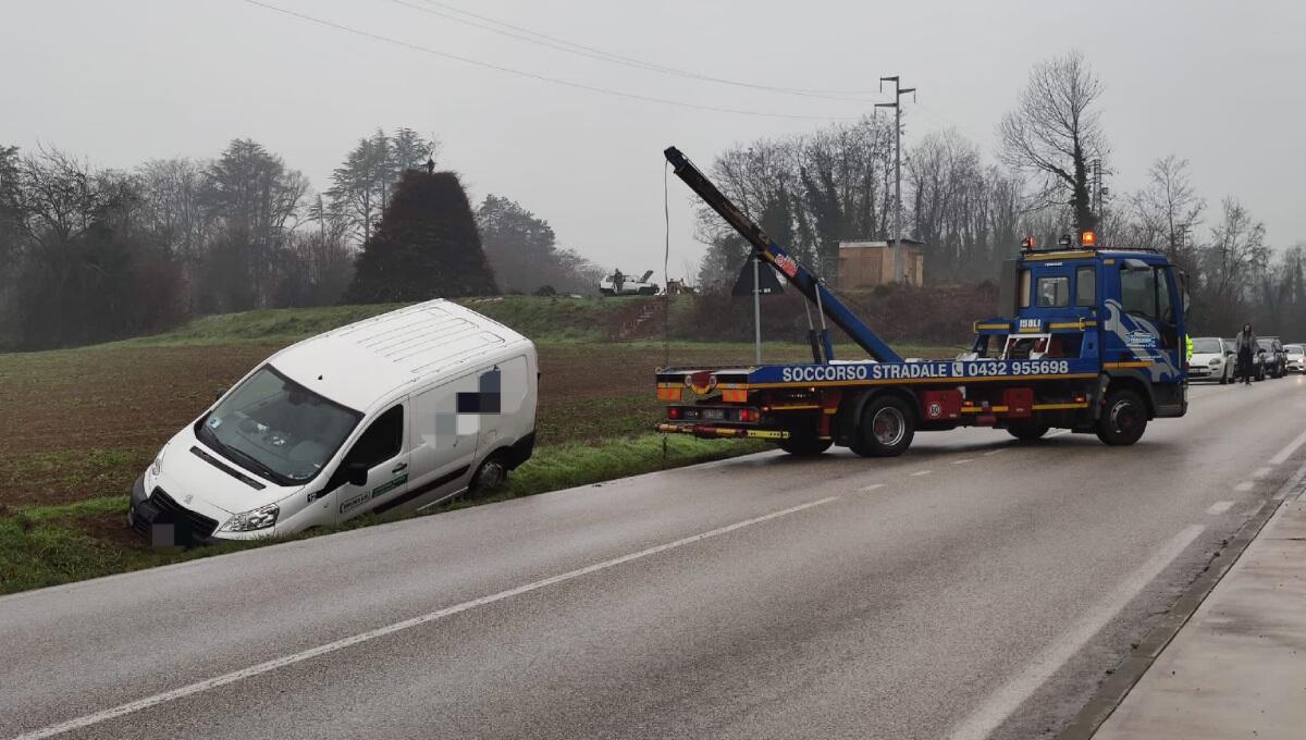 Pagnacco, furgone fuori strada sulla Osovana: traffico bloccato - 