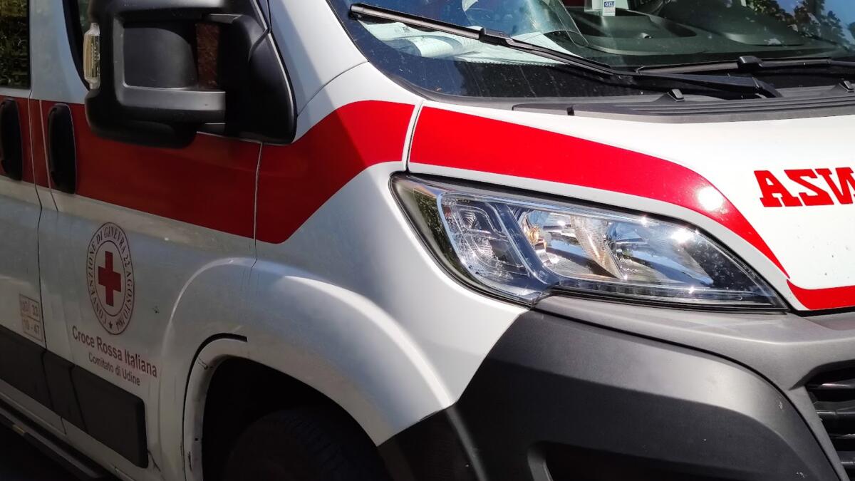 Infortunio in casa a Trieste, ottantenne si amputa il dito di una mano - 