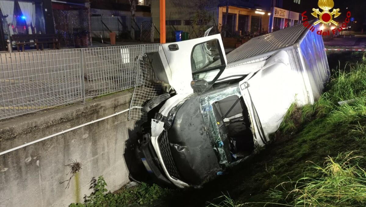 Malore al volante, finisce fuori strada con il furgone: morto 64enne - 