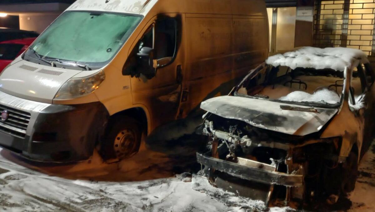 Paura a San Donà: a fuoco 2 auto, un furgone e scoppio della vetrata di un negozio - 