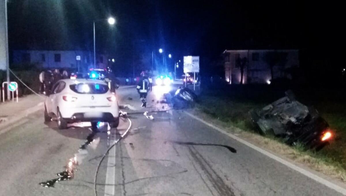 Sbanda e abbatte 4 pali del telefono, altre 2 auto coinvolte - 