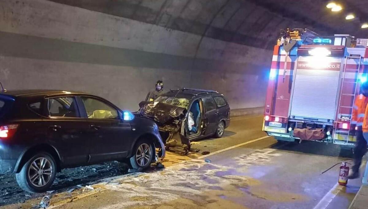 Tragico incidente in galleria: morto 71enne, un ferito e 2 cani coinvolti - 