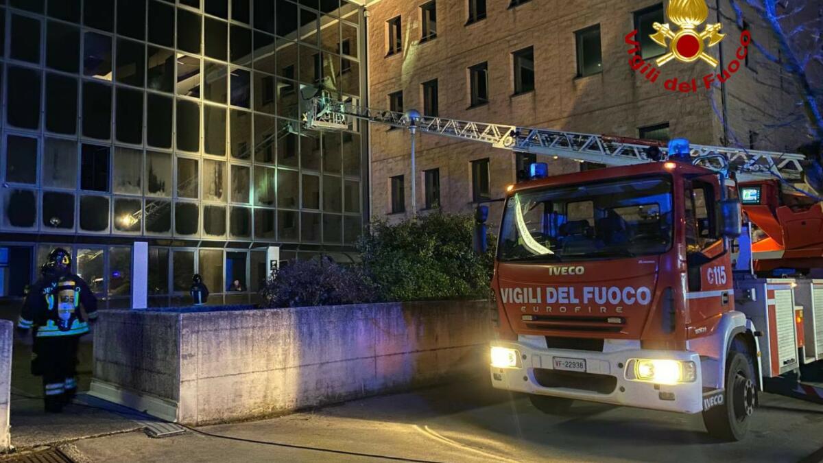 Paura a Schio, incendio in una palazzina: i pompieri salvano 3 persone - 