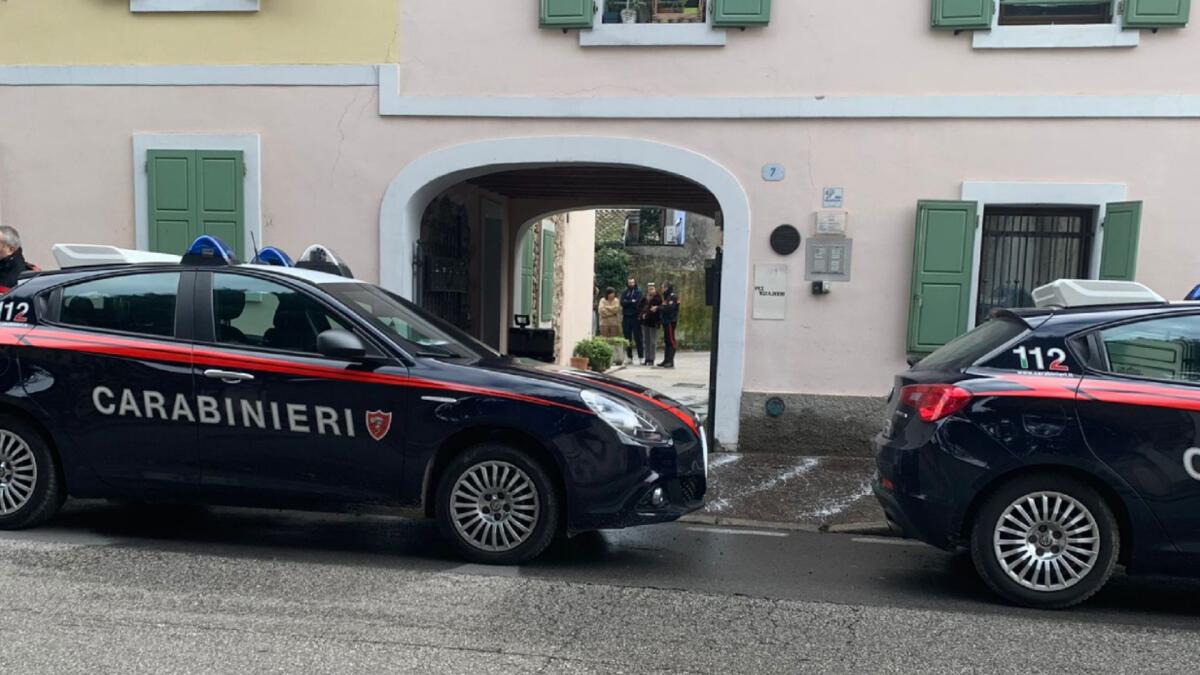 Tenta di entrare in una casa dalla finestra, si ferisce e poi aggredisce la donna all'interno - 