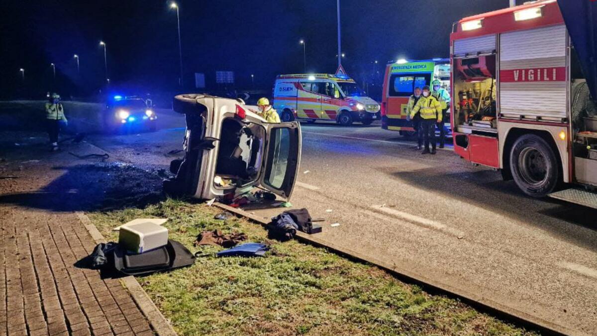 Si ribaltano sul fianco con l'auto e rimangono incastrati: gravi due giovani - 