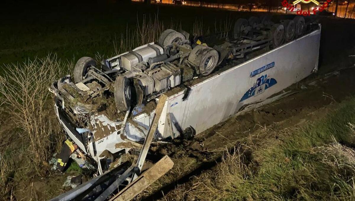 Camion si ribalta in autostrada: conducente grave, incastrato in cabina - 