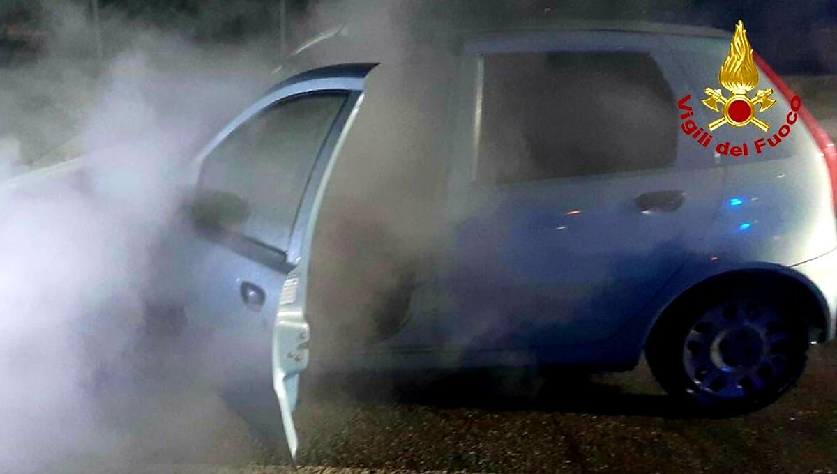 La Fiat Punto prende fuoco mentre guida: salvo l'autista, auto distrutta - 