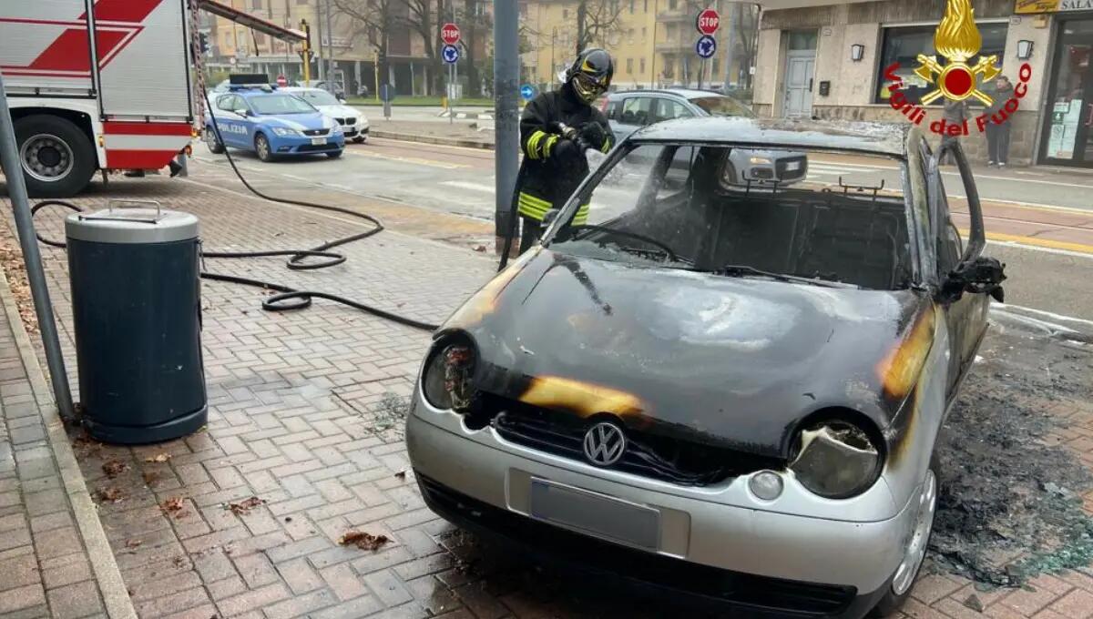 Fumo dall'auto mentre viaggia, si ferma e scende prima del rogo: distrutta - 