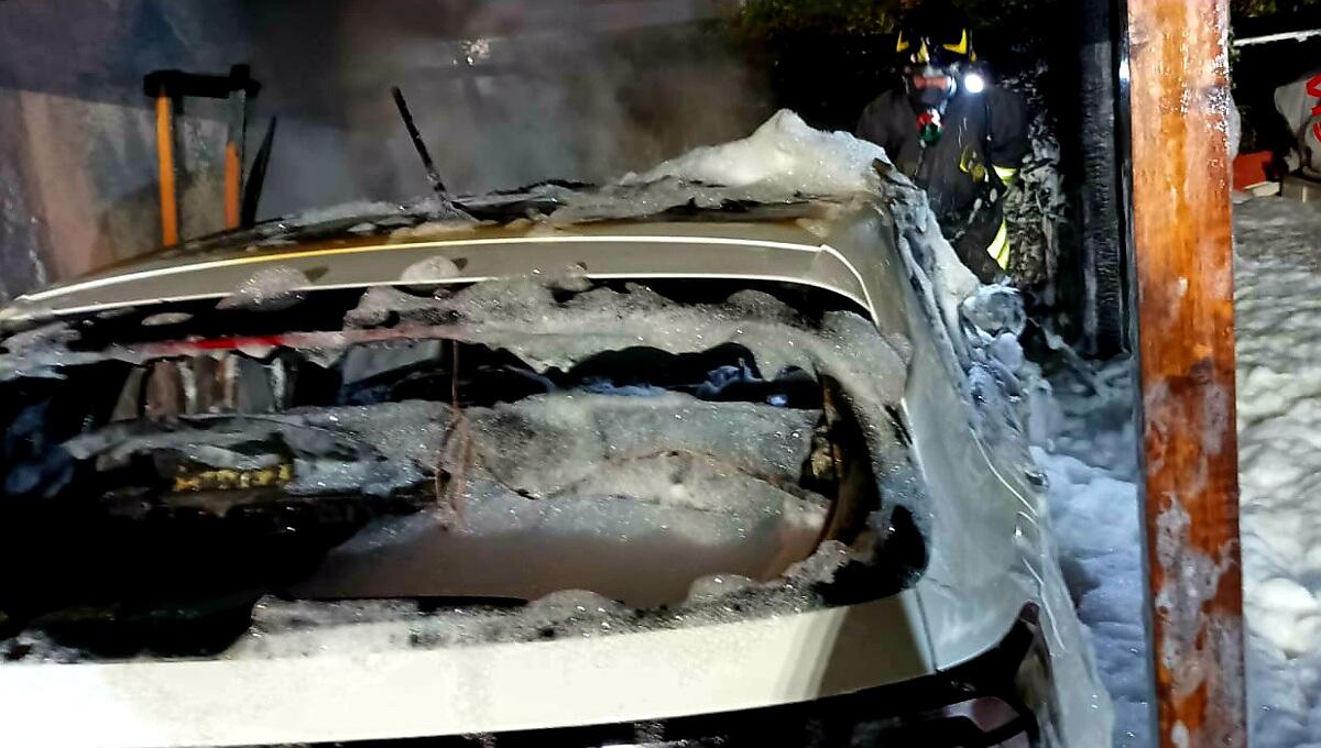 Termocoperta si incendia, la gettano fuori casa e brucia anche un'auto - 