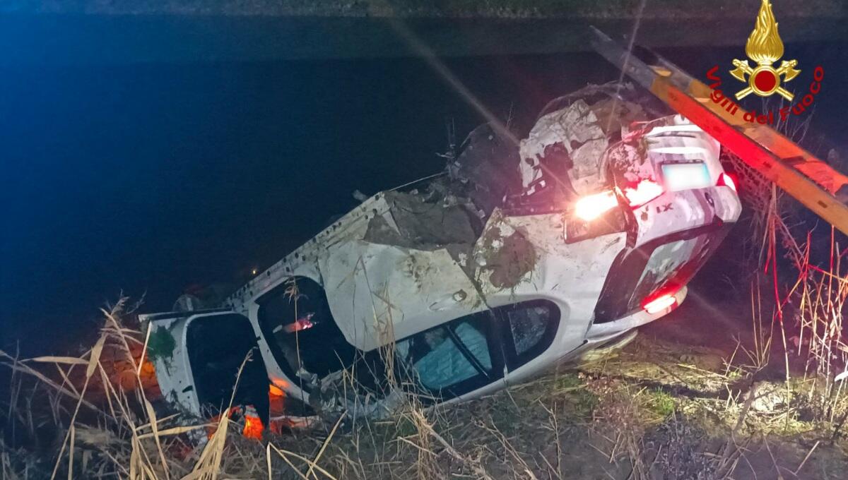 Salta il guardrail con la BMW X1 e si ribalta vicino al canale: due feriti - 