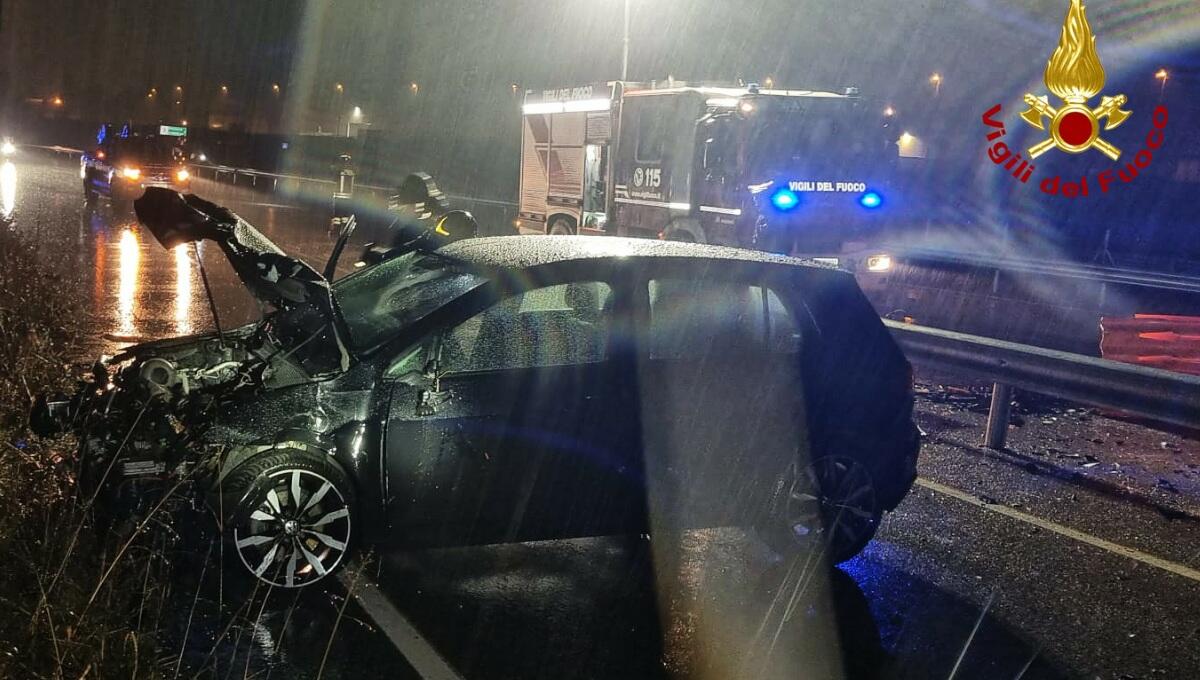 Si schianta con la Golf contro la cuspide del guardrail: grave un uomo - 