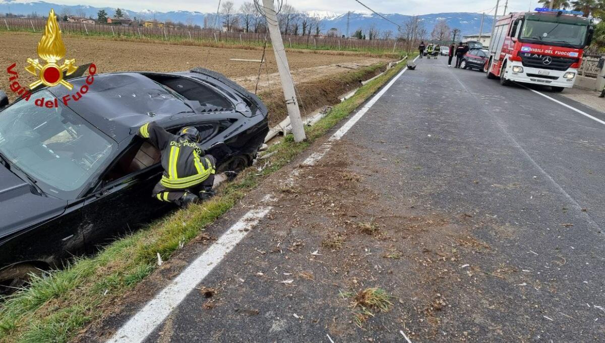 Centra tre pali della linea telefonica e finisce nel fossato: ferito - 