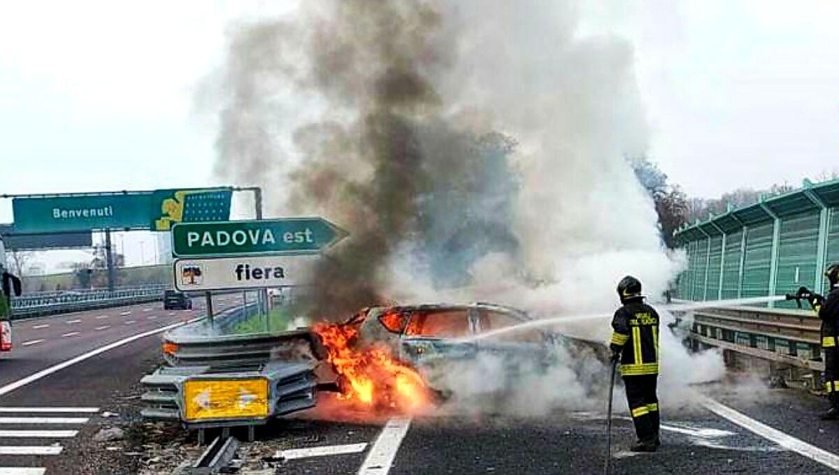 Pauroso scontro in A4 tra due auto, una viene divorata dalle fiamme: 3 feriti - 