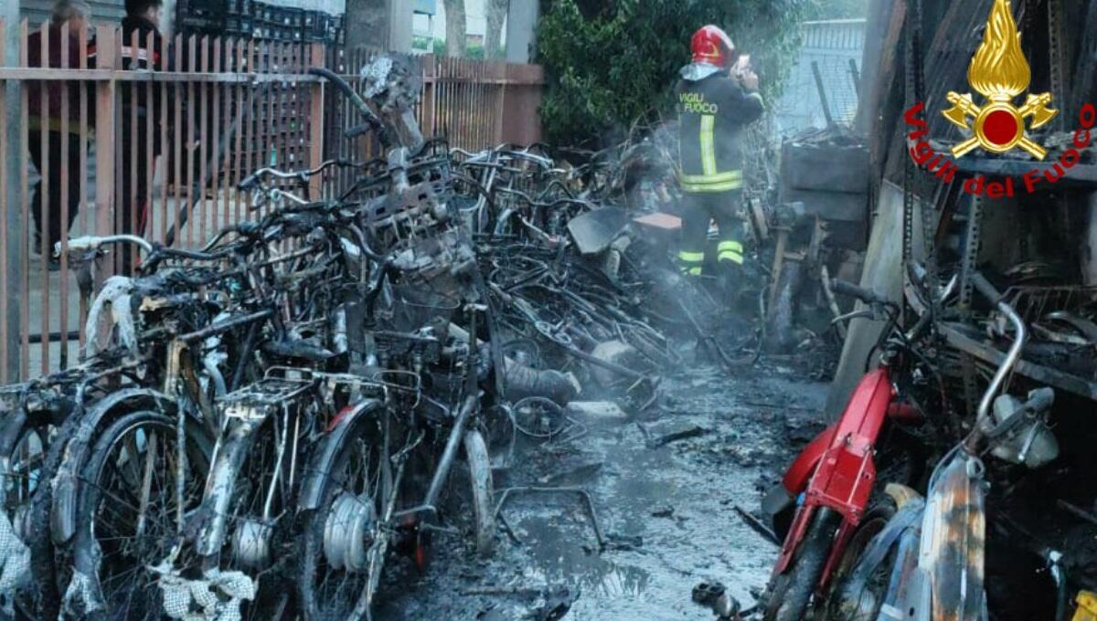 A fuoco un'officina e un deposito di biciclette: danni ingenti, azienda sotto sequestro - 