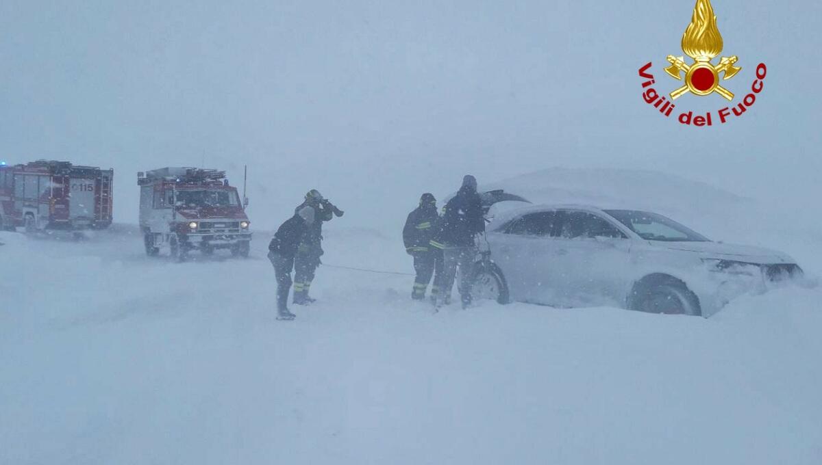 Tormenta di neve, una decina di auto fuori strada nella conca Ampezzana - 