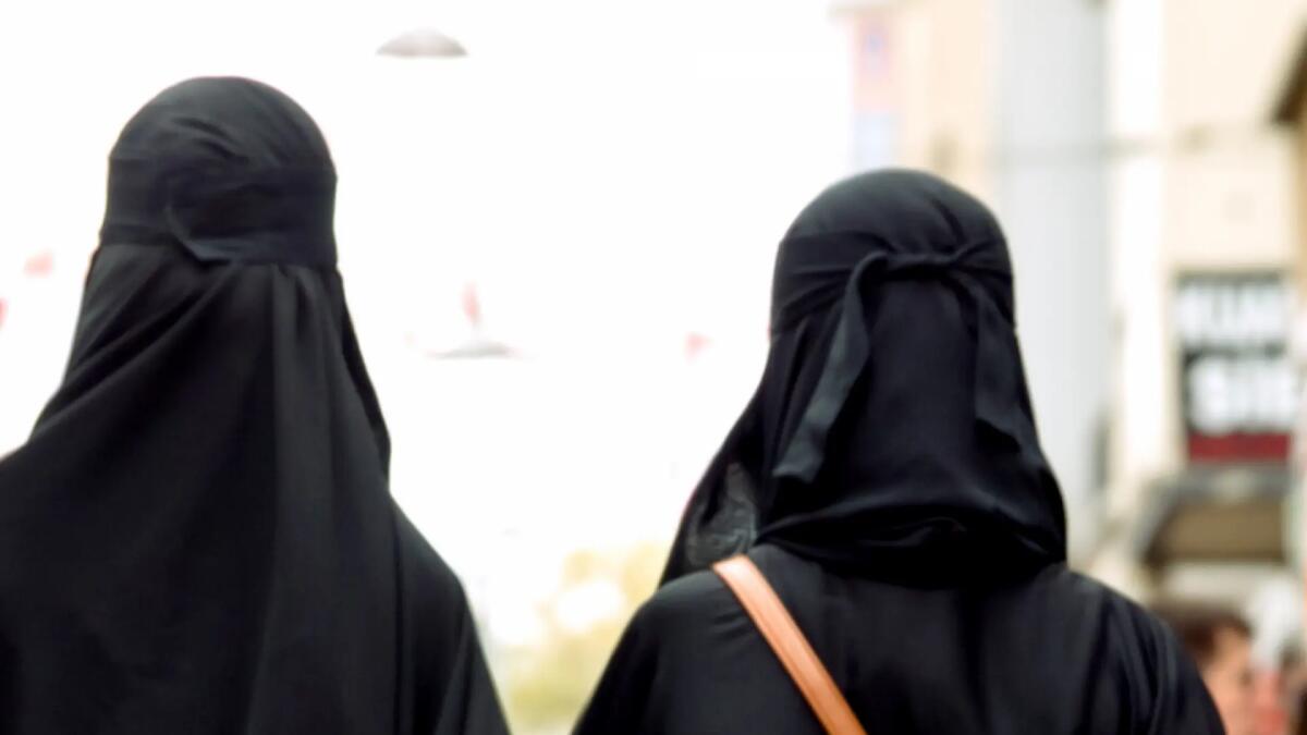 Rifiuta di sposare il cugino e di indossare il velo, 16enne picchiata dai genitori: denunciati - 