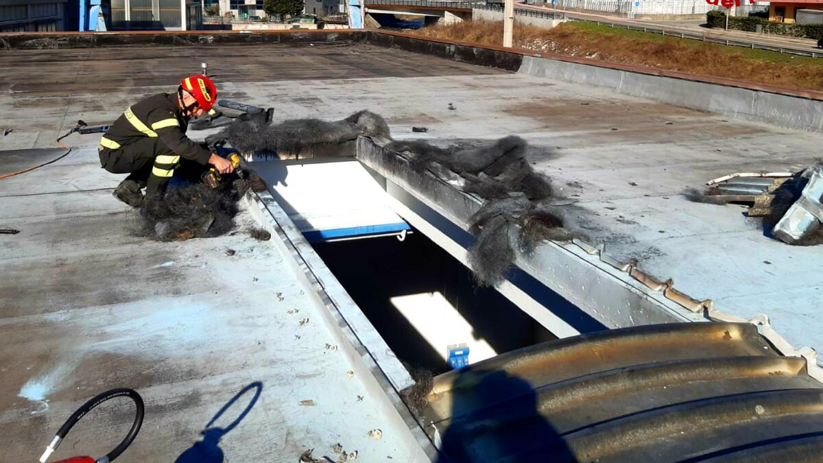 Chiampo. Posano la guaina sul tetto, ma il lucernario va a fuoco - 