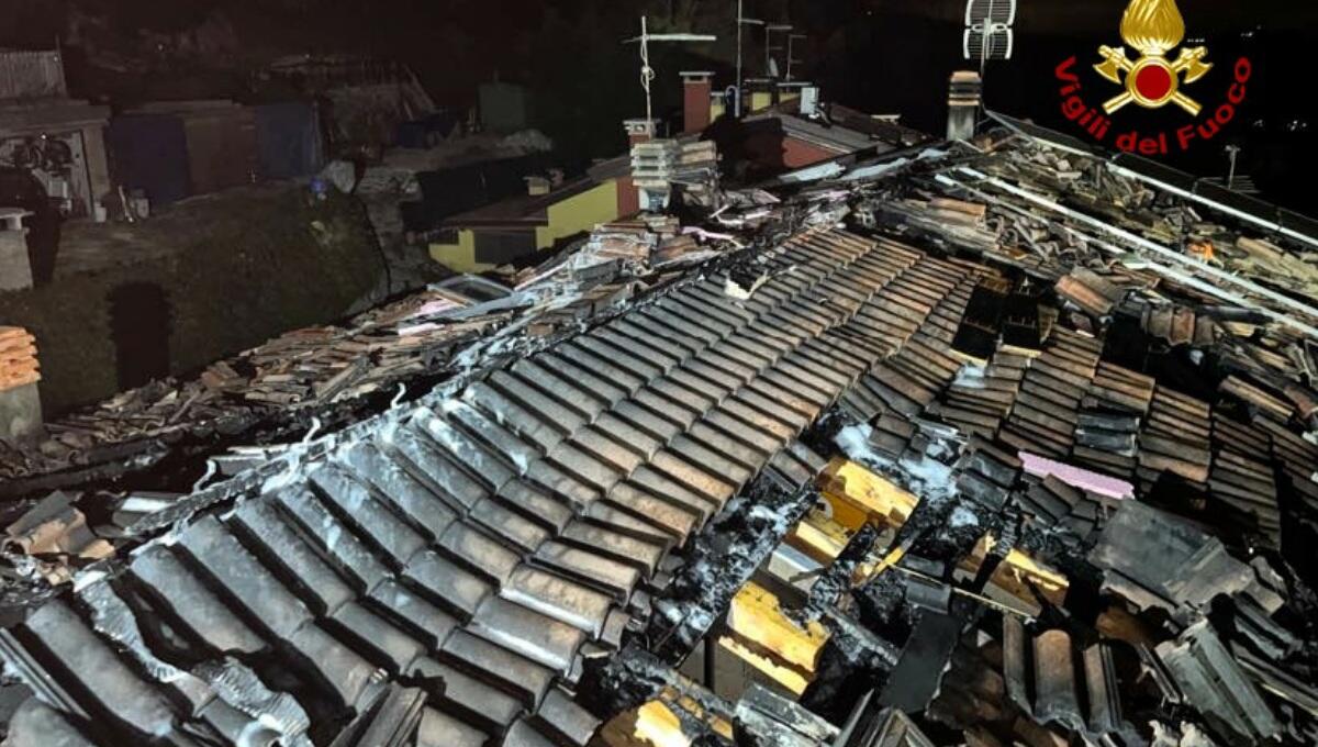 Tetto a fuoco nella notte, gravi danni per due abitazioni affiancate - 