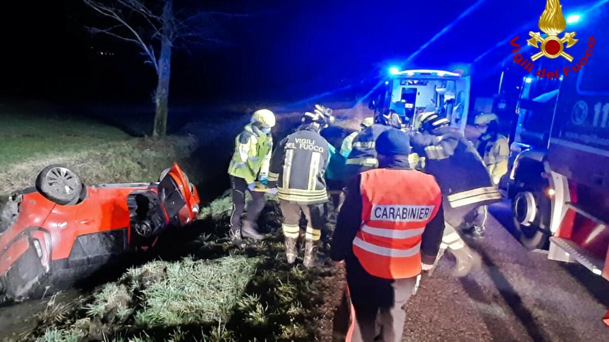 Finisce con l'auto nel fossato e si ribalta: ferito l'autista - 