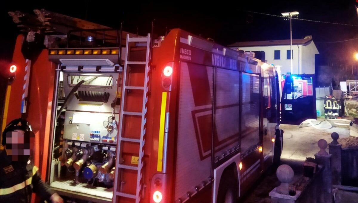 Trieste, incendio a Servola: 59enne ustionato ed intossicato, è grave - 