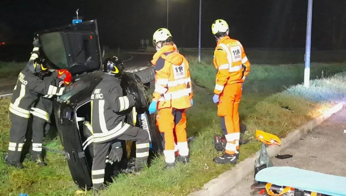 Valvasone, sbanda e si ribalta con l'auto: conducente ferito - 