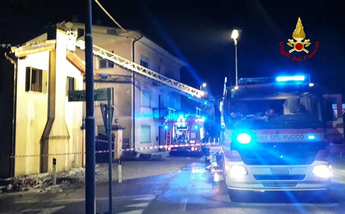 Incendio a Codognè, il tetto in legno della casa divorato dalle fiamme - 