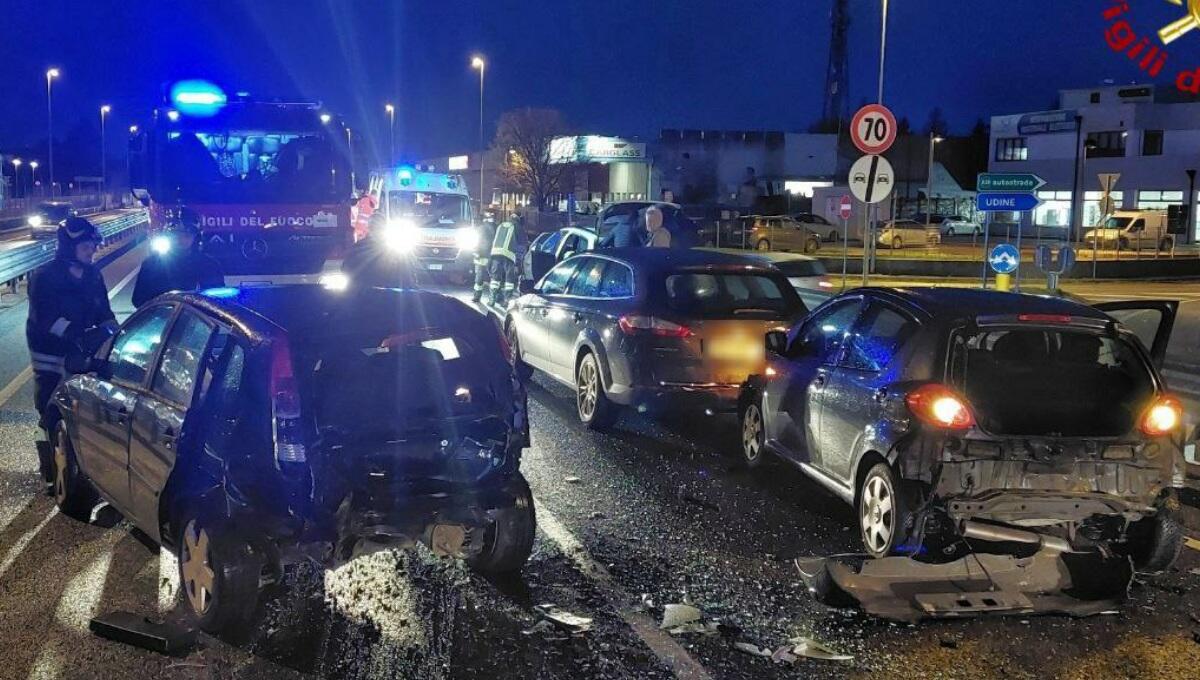 Tamponamento tra quattro auto sulla SS13 Pontebbana: 2 feriti - 
