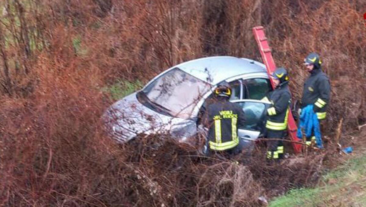 Sbanda con l'auto e finisce nella scarpata: due feriti - 