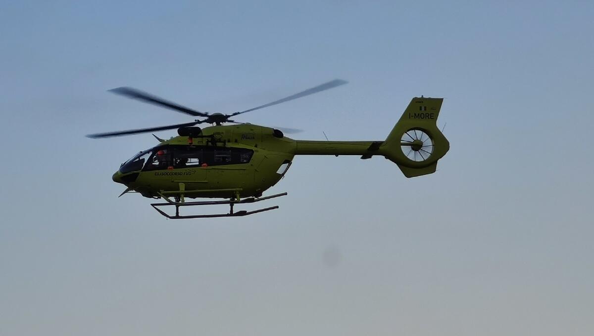 Auto ferma senza conducente si muove all'improvviso: donna travolta, grave - 