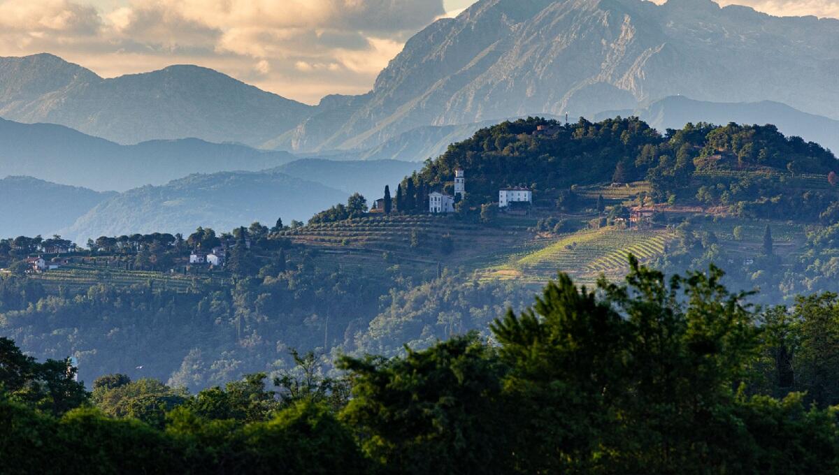 Cade e vola in un dirupo per 20 metri sul Monte Quarin: grave - 