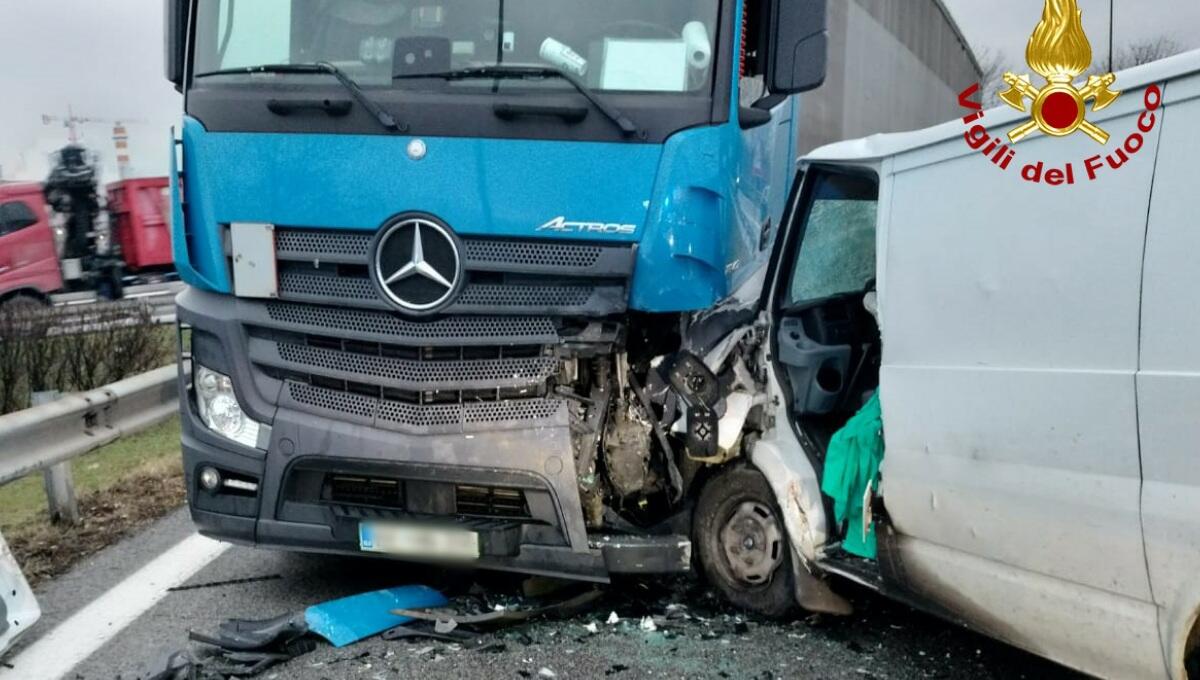 Contromano sulla rampa autostradale: frontale Tir e furgone - 