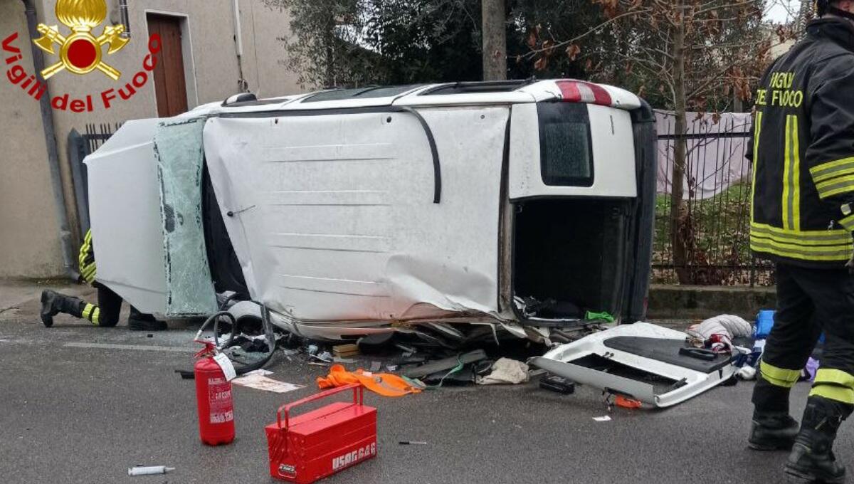 Urta un'auto in fase di sorpasso e si ribalta: due feriti gravi - 